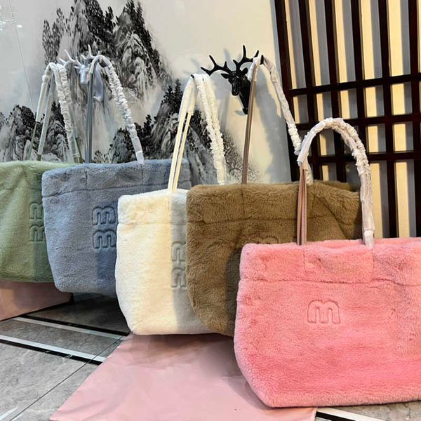 totes miumbbag retro cute tote bag winter plush shopping s women letter handbag designer purse 221018 1106
totes miumbbag retro cute tote bag winter plush shopping s women letter handbag designer purse 221018 1106