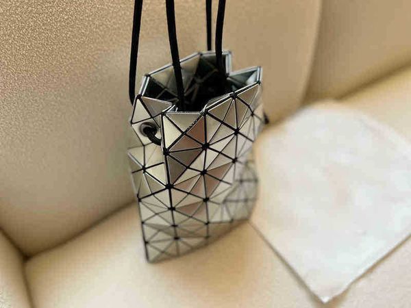 luxury designer bag plaid pattern bucket bag crossbody for women vintage trend designer shoulder handbags tote female purses 221203
luxury designer bag plaid pattern bucket bag crossbody for women vintage trend designer shoulder handbags tote female purses 221203