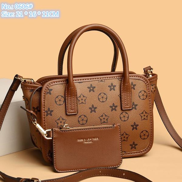 wholesale factory ladies shoulder bag 3 colors daily matching printed handbag classic retro letter handbag personality plug-in coin purse fa 
wholesale factory ladies shoulder bag 3 colors daily matching printed handbag classic retro letter handbag personality plug-in coin purse fa
