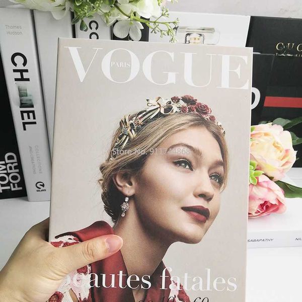 fashion brand 2021 decoration book fake book l simulation book model creative cafe luxury decoration club home decoration q0827
fashion brand 2021 decoration book fake book l simulation book model creative cafe luxury decoration club home decoration q0827