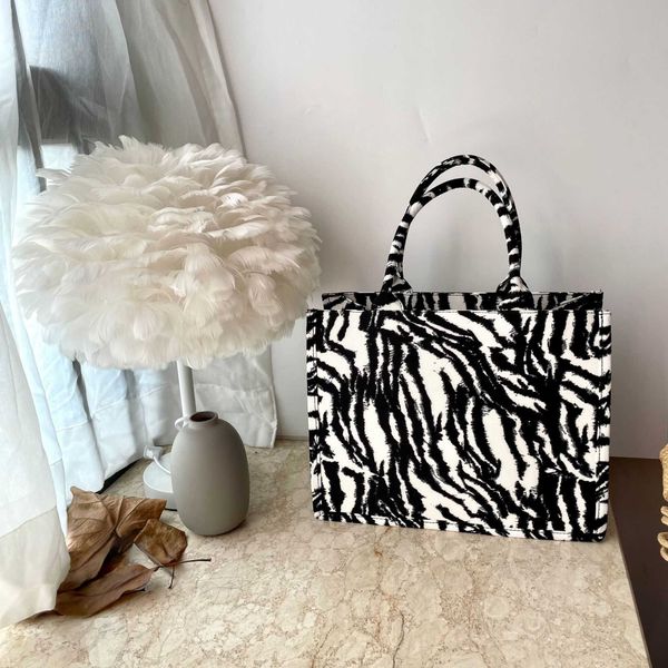 hbp shopping bags autumn winter striped semi shaped tote bag canvas bag handbag high sense niche design bag 220826
hbp shopping bags autumn winter striped semi shaped tote bag canvas bag handbag high sense niche design bag 220826