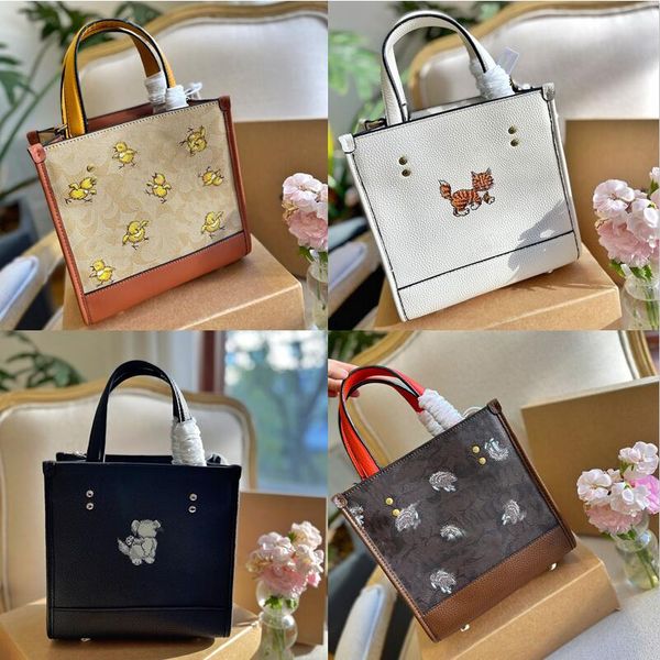 designer italy ss22 field tote bag wear dirt resistance shopping bags cow leather travelling buckle opening closing 4 bottom protection feet
designer italy ss22 field tote bag wear dirt resistance shopping bags cow leather travelling buckle opening closing 4 bottom protection feet