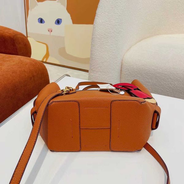 designer luxury women the tote bag fashion versatile handbags shoulder crossbody bags purse tories totes large capacity saddle wallets 7a z6
designer luxury women the tote bag fashion versatile handbags shoulder crossbody bags purse tories totes large capacity saddle wallets 7a z6