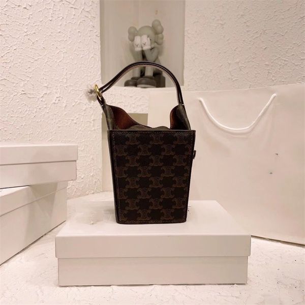 2023 lisa one-shoulder messenger bag european and n fashion women make-up bag mini-printed handbag
2023 lisa one-shoulder messenger bag european and n fashion women make-up bag mini-printed handbag