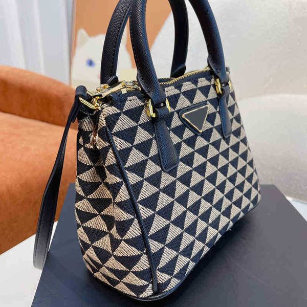 pbag triangle logo evening bags shoulder designer handbag women crossbody tote high capacity female purses 220510
pbag triangle logo evening bags shoulder designer handbag women crossbody tote high capacity female purses 220510