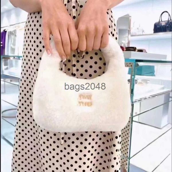 miumius designer evening bags fashion brand luxury womens handbag cute plush pea crescent bag plush armpit bag autumn winter new handbags
miumius designer evening bags fashion brand luxury womens handbag cute plush pea crescent bag plush armpit bag autumn winter new handbags