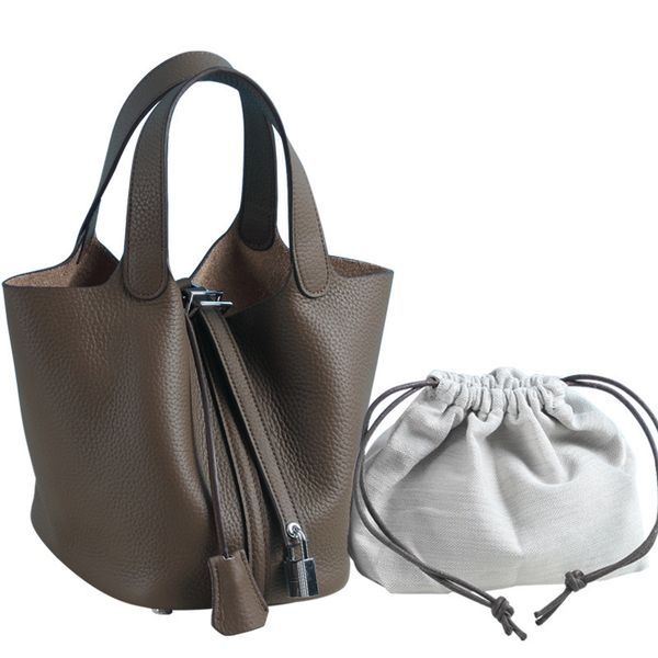 2023 tote bag luxury design bag handbag bucket bag basket simple lightweight wear-resistant bag handmade leather vegetable basket classic le
2023 tote bag luxury design bag handbag bucket bag basket simple lightweight wear-resistant bag handmade leather vegetable basket classic le