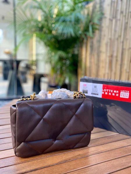 classic women chain flap bag shoulder bags fashion shopping satchels luxury designer purses made of italian imported lambskin crossbody purs
classic women chain flap bag shoulder bags fashion shopping satchels luxury designer purses made of italian imported lambskin crossbody purs