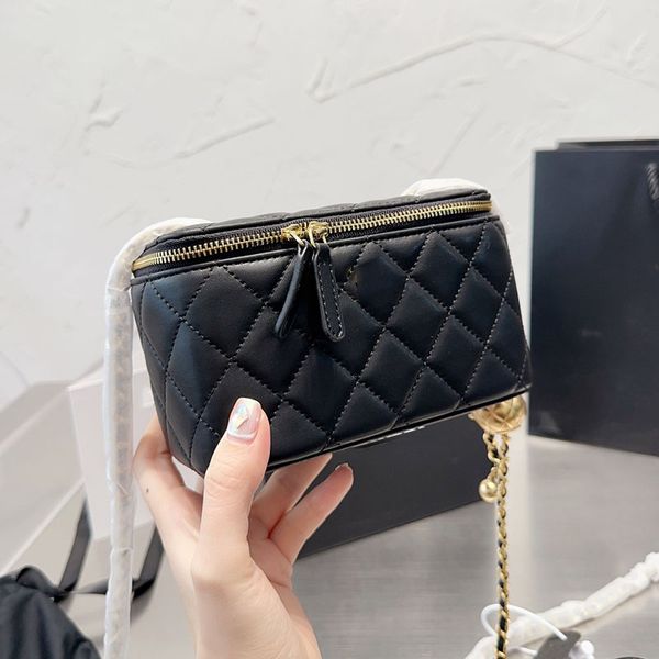 22f/w gold crush ball box vanity bags ghw matelasse chain crossbody shoulder card holder cosmetic case outdoor sport mini samll designer han
22f/w gold crush ball box vanity bags ghw matelasse chain crossbody shoulder card holder cosmetic case outdoor sport mini samll designer han