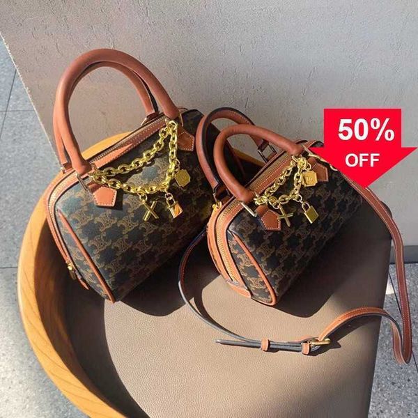 designer bags women's new 2022 arc de triomphe pillow chain old flower mini boston hand one shoulder messenger bag trend
designer bags women's new 2022 arc de triomphe pillow chain old flower mini boston hand one shoulder messenger bag trend