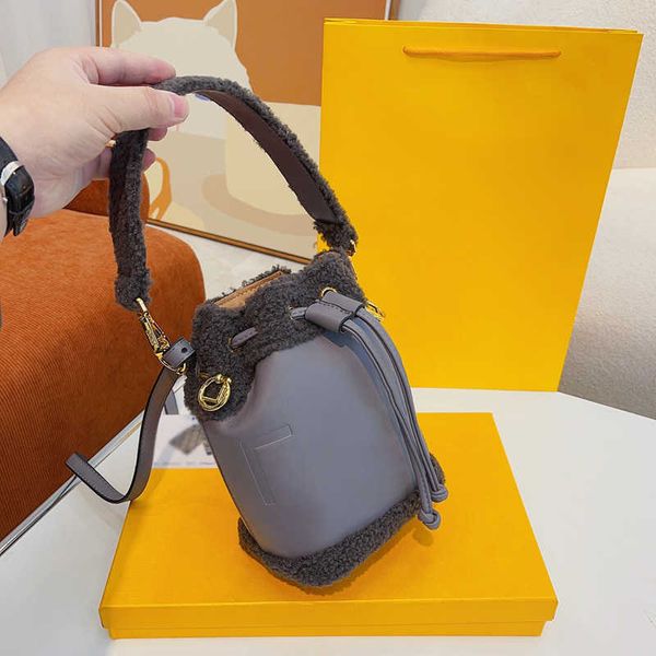 shopping bags tote leather women vintage old flower f bucket winter plush shopper designer handbag letter crossbody purse 221019
shopping bags tote leather women vintage old flower f bucket winter plush shopper designer handbag letter crossbody purse 221019