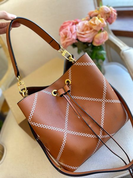 shoulder bag luxury tote purse brand handbag message bags genuine leather cluth crossbody original 5a quality cattlehide 25cm old flower buc
shoulder bag luxury tote purse brand handbag message bags genuine leather cluth crossbody original 5a quality cattlehide 25cm old flower buc