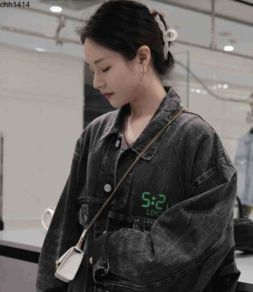 balencaigaess autumn and winter new time capsule series 520 luminous letter printed denim jacket, Black;brown
balencaigaess autumn and winter new time capsule series 520 luminous letter printed denim jacket, Black;brown