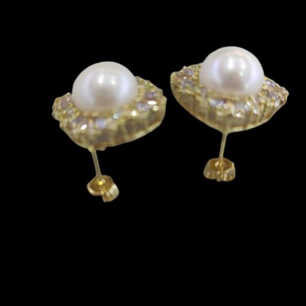 natural freshwater charm pearl earrings with cubic zircon inlaid around them are fashionable and elegant jewelry for women 9-10mm size pearl, Golden
natural freshwater charm pearl earrings with cubic zircon inlaid around them are fashionable and elegant jewelry for women 9-10mm size pearl, Golden