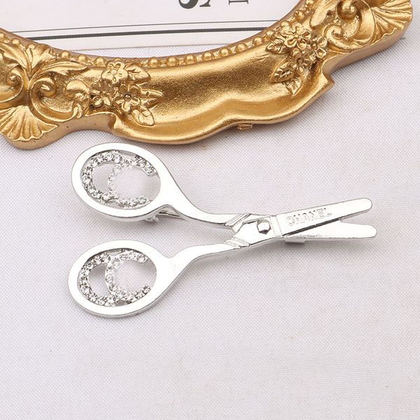 luxury designer 18k gold plated silver plated scissor crystal brooches fashion womens brand letter brooche sweater suit brought pin clothing, Gray
luxury designer 18k gold plated silver plated scissor crystal brooches fashion womens brand letter brooche sweater suit brought pin clothing, Gray