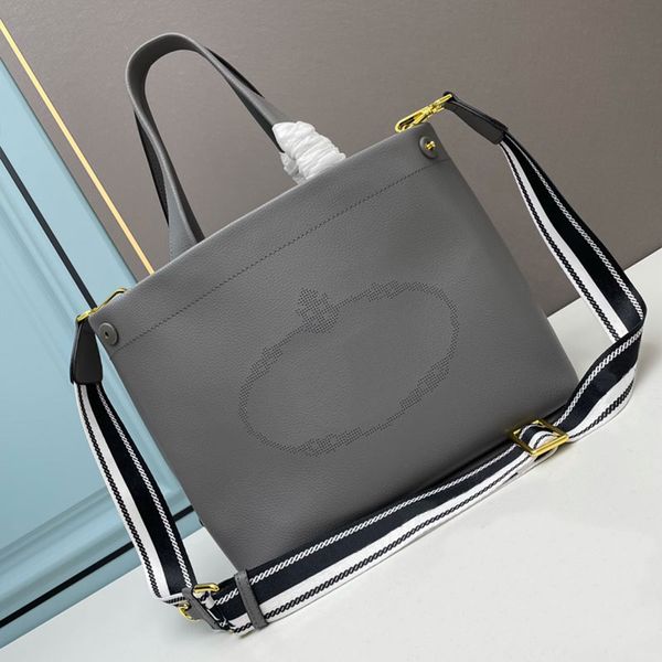 large handbag tote shopping bag genuine leather fashion letters removable wide strap magnetic clasp interior zip pocket women shouldere bag
large handbag tote shopping bag genuine leather fashion letters removable wide strap magnetic clasp interior zip pocket women shouldere bag
