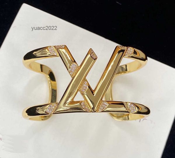 bangle classic titanium steel wide version bangle metal v letters inlays ladies blacelet women signs lovers gifts designer jewelry vvv1288, Black
bangle classic titanium steel wide version bangle metal v letters inlays ladies blacelet women signs lovers gifts designer jewelry vvv1288, Black