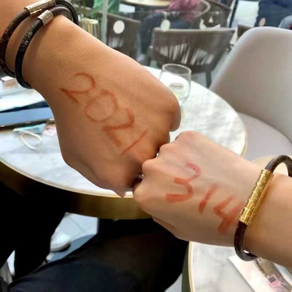 luxury fashion designer bracelet for women men luxury leather chain delicate jewelry wristband magnetic buckle premium, Golden;silver
luxury fashion designer bracelet for women men luxury leather chain delicate jewelry wristband magnetic buckle premium, Golden;silver