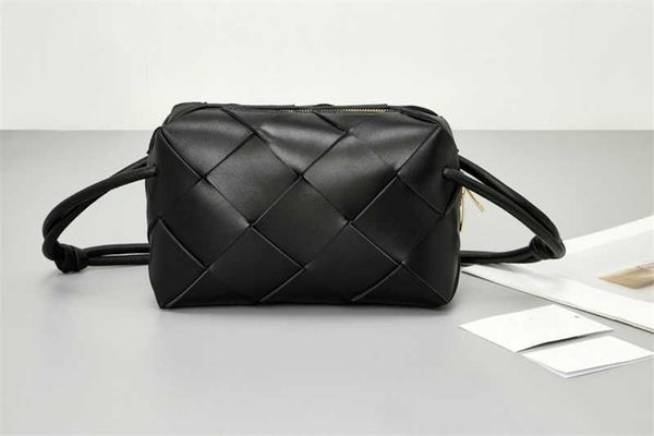 classic fashion woven bottess bags venetas cross-country camera 2022 new big plaid small square sheepskin diagonal cross shoulder casual ver
classic fashion woven bottess bags venetas cross-country camera 2022 new big plaid small square sheepskin diagonal cross shoulder casual ver