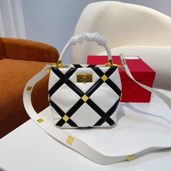 ladies chain clutch crossbody bag letter metal buckle hand shoulder underarm bag 221021
ladies chain clutch crossbody bag letter metal buckle hand shoulder underarm bag 221021