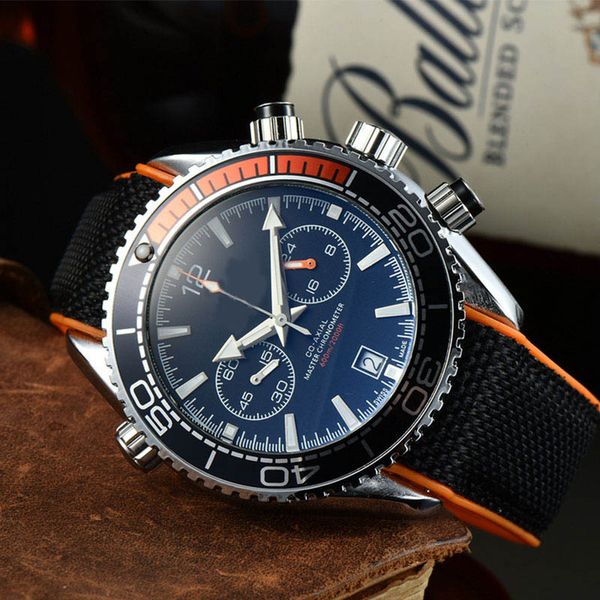 2022 men's luxury quartz watch business fashion leisure multi-function calendar waterproof tape watch, Slivery;brown
2022 men's luxury quartz watch business fashion leisure multi-function calendar waterproof tape watch, Slivery;brown