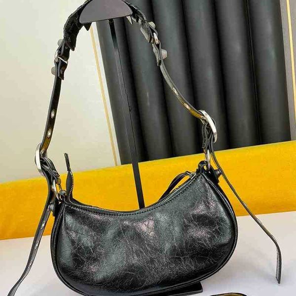 designer luxury womens bag balencigas handbag b-shaped paris single shoulder messenger fashion square gift shoulder oblique span versatile h
designer luxury womens bag balencigas handbag b-shaped paris single shoulder messenger fashion square gift shoulder oblique span versatile h