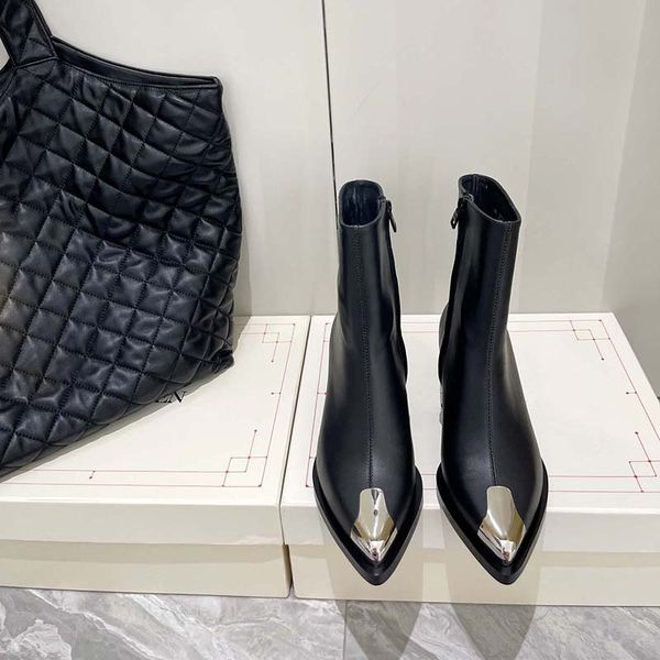 2022 new red bottomed ankle boots designer fashion womens black shoes calfskin motorcycle boot heel height .0cm 35-40
2022 new red bottomed ankle boots designer fashion womens black shoes calfskin motorcycle boot heel height .0cm 35-40