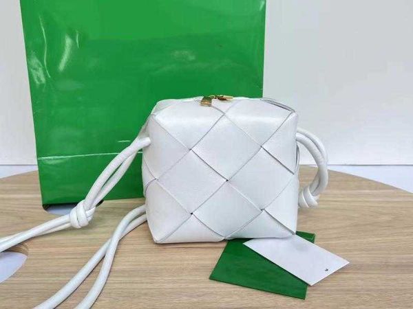 classic fashion woven bottess bags venetas cross-country camera fashion new style yang mi in autumn and winter of 2022 woven sheepskin one s
classic fashion woven bottess bags venetas cross-country camera fashion new style yang mi in autumn and winter of 2022 woven sheepskin one s