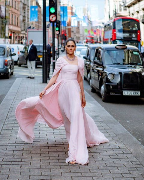 graceful pink mother of the bride dresses split with cape modest a line evening dress formal mother's wear, Black;red
graceful pink mother of the bride dresses split with cape modest a line evening dress formal mother's wear, Black;red