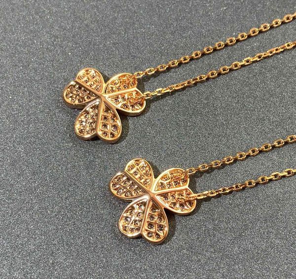 luxury quality flower pendant necklace with diamond and fuchsia color have box stamp ps7360a, Silver
luxury quality flower pendant necklace with diamond and fuchsia color have box stamp ps7360a, Silver