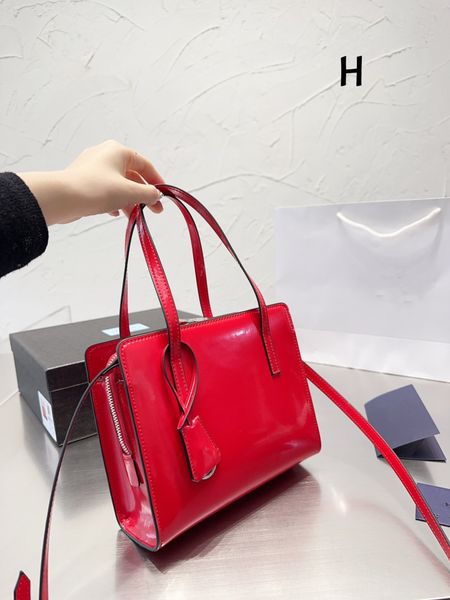 luxury totes designer handbag ladies 4 colors leisure travel large capacity tote bag pu canvas material fashion shoulder bag
luxury totes designer handbag ladies 4 colors leisure travel large capacity tote bag pu canvas material fashion shoulder bag