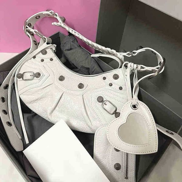 balencaigahandbag le cagole wrinkled crescent bag three in one rivet bag single shoulder messenger high sense leisure leather motorcycle bag 
balencaigahandbag le cagole wrinkled crescent bag three in one rivet bag single shoulder messenger high sense leisure leather motorcycle bag