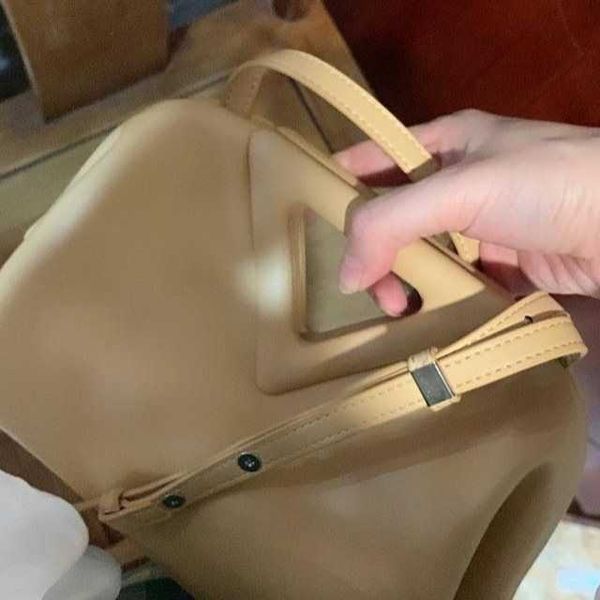 designer fashion bottess bag venetas brand 2022 new triangle clip candy cloud one shoulder diagonal straddle handle have logo
designer fashion bottess bag venetas brand 2022 new triangle clip candy cloud one shoulder diagonal straddle handle have logo