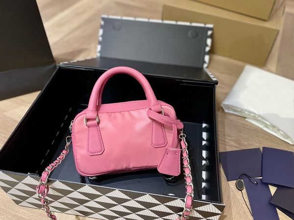 tz luxury nylon pillow bag casual fashion handbags women classic designer zipper closure mini duffel bags metallic chain crossbody bag 3 col
tz luxury nylon pillow bag casual fashion handbags women classic designer zipper closure mini duffel bags metallic chain crossbody bag 3 col