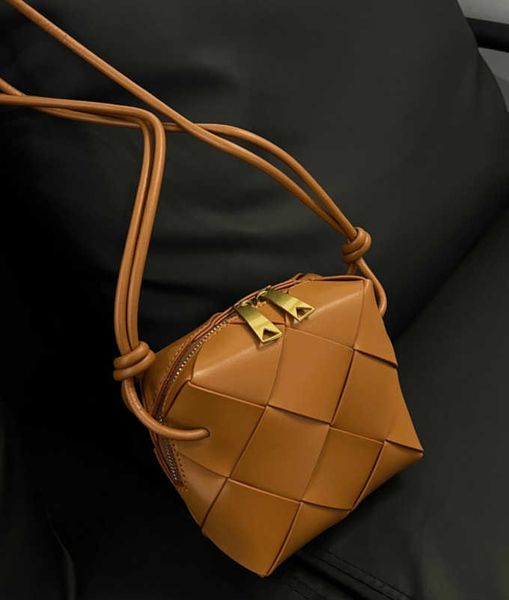 classic fashion woven bottess bags venetas cross-country camera leather delicate and small cross body bag have logo
classic fashion woven bottess bags venetas cross-country camera leather delicate and small cross body bag have logo