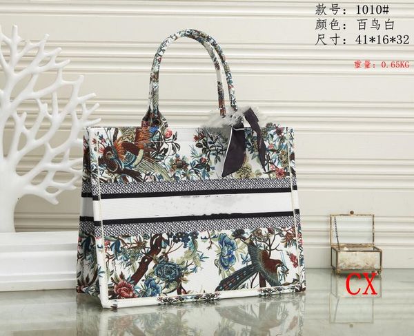 new high-quality classic logo design handbag for women fashionable retro shoulder bag for lovers
new high-quality classic logo design handbag for women fashionable retro shoulder bag for lovers