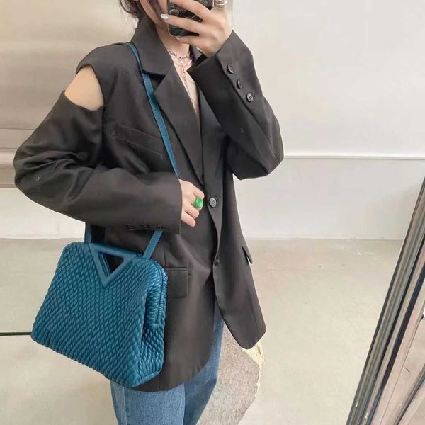 designer fashion bottess bag venetas high sense small crowd women 2022 new texture single shoulder messenger inverted triangle hand have log
designer fashion bottess bag venetas high sense small crowd women 2022 new texture single shoulder messenger inverted triangle hand have log