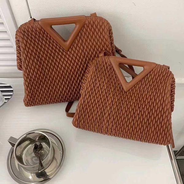 designer fashion bottess bag venetas high grade inverted triangle handbag women 2022 new dumpling popular design one shoulder messenger have
designer fashion bottess bag venetas high grade inverted triangle handbag women 2022 new dumpling popular design one shoulder messenger have
