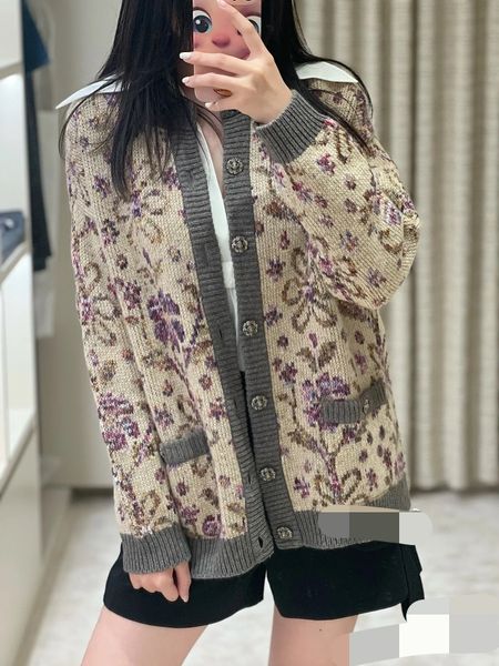 1018 2022 runway autumn women sweater brand same style sweater long sleeve v neck cardifan womens taochulai, White;black
1018 2022 runway autumn women sweater brand same style sweater long sleeve v neck cardifan womens taochulai, White;black