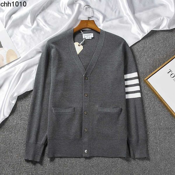 2022tb designer cardigan spring and autumn new sweater v-neck coat classic versatile slim four stripe white bar coat, White;black
2022tb designer cardigan spring and autumn new sweater v-neck coat classic versatile slim four stripe white bar coat, White;black