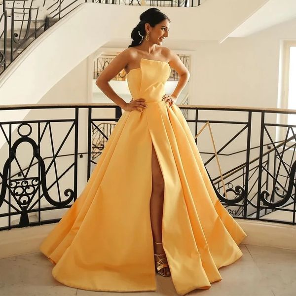 elegant yellow strapless evening dresses a-line lace up 2022 women prom gowns satin backless sleeveless split robes de soiree, Black;red
elegant yellow strapless evening dresses a-line lace up 2022 women prom gowns satin backless sleeveless split robes de soiree, Black;red
