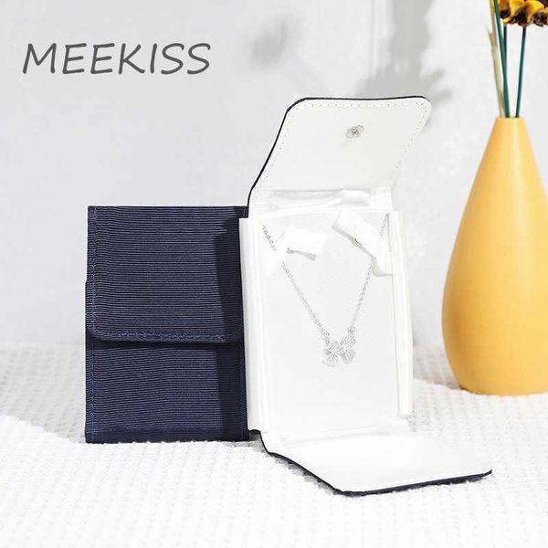 jewelry boxes new bag portable snap button pendant necklace dark blue satin sweater chain ring l221021, Black;white
jewelry boxes new bag portable snap button pendant necklace dark blue satin sweater chain ring l221021, Black;white