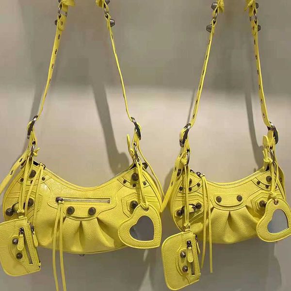 designer luxury womens bag balencigas handbag b-shaped paris single shoulder messenger fashion square gift shoulder oblique span versatile h
designer luxury womens bag balencigas handbag b-shaped paris single shoulder messenger fashion square gift shoulder oblique span versatile h