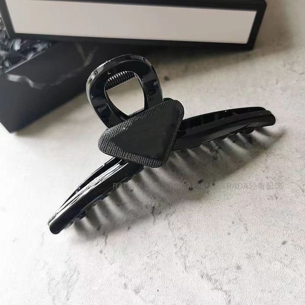 luxury pony clamps tails holder fashion for woman inverted triangle letter designers jewelry clamps trendy personality hair clip linka, Slivery;golden
luxury pony clamps tails holder fashion for woman inverted triangle letter designers jewelry clamps trendy personality hair clip linka, Slivery;golden