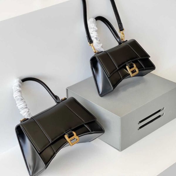 2022 cowhide letter hourglass bag crocodile pattern advanced french minority hand single shoulder messenger women
2022 cowhide letter hourglass bag crocodile pattern advanced french minority hand single shoulder messenger women