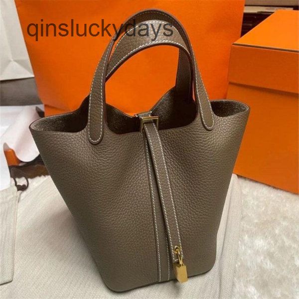 herme 2022 new vegetable basket children's wrap head layer cow leather premium handbag inner liner bridal bag bucket bag3i15
herme 2022 new vegetable basket children's wrap head layer cow leather premium handbag inner liner bridal bag bucket bag3i15