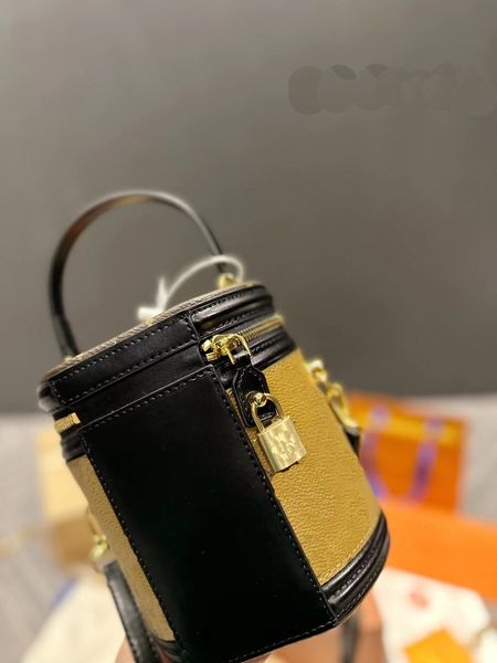2022 commuting lady popular bags cylindrical wallets casual leather cross body shoulder luxurys famous designer women fashion letter handbag
2022 commuting lady popular bags cylindrical wallets casual leather cross body shoulder luxurys famous designer women fashion letter handbag