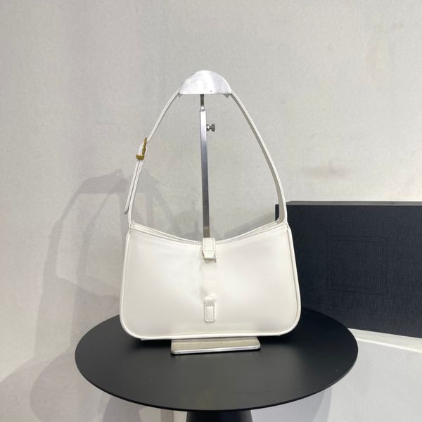 2022 new designer bag hardware logo adjustable shoulder strap women's fashion armpit bag
2022 new designer bag hardware logo adjustable shoulder strap women's fashion armpit bag