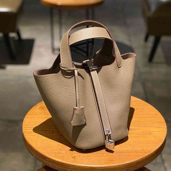 herme bags family h bucket women 2023 new autumn and winter vegetable basket leather handheld women's simple lock buckle large capacity
herme bags family h bucket women 2023 new autumn and winter vegetable basket leather handheld women's simple lock buckle large capacity