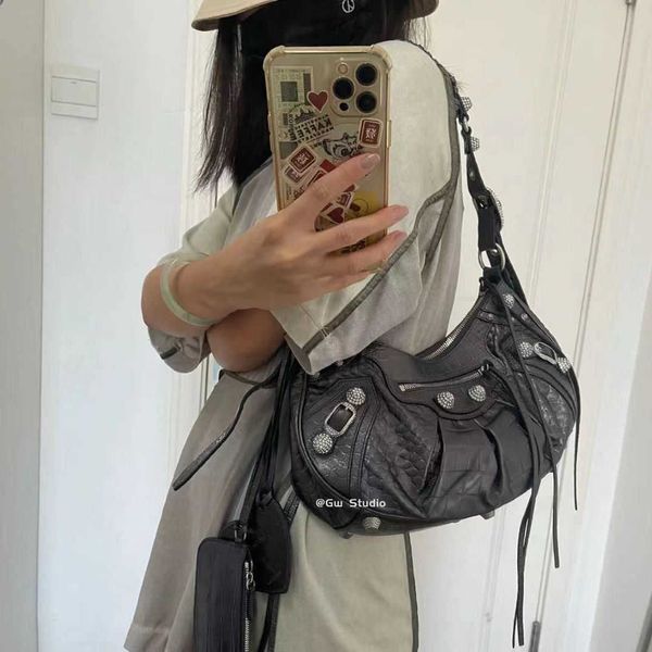 designer luxury womens bag balencigas handbag b-shaped paris single shoulder messenger fashion square gift shoulder oblique span versatile h
designer luxury womens bag balencigas handbag b-shaped paris single shoulder messenger fashion square gift shoulder oblique span versatile h